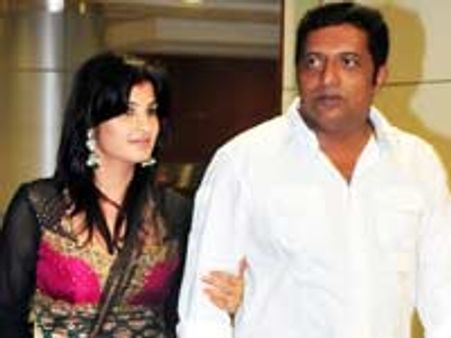 பழைய மனைவியும் புது மனைவியும்...! - பிரகாஷ் ராஜ்