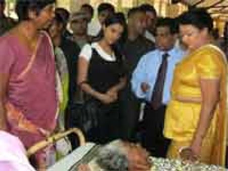 பார்வை இழந்தவர்களுக்கு நஷ்டஈடு... அசின் மீது வழக்கு!