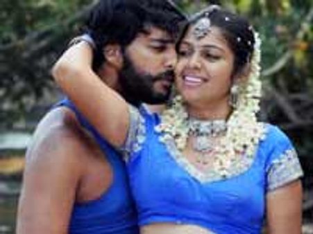 உன்னை காதலிக்கிறேன் பட வில்லன் தொல்லை தருகிறார்-நாயகி பாக்யாஞ்சலி புகார்