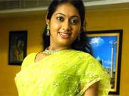 டைமிங் 'மிஸ்'-ஹீரோயின் கன்னம் 'புஸ்'!