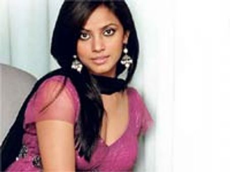 'ஊதித் தள்ளிய' நீது!