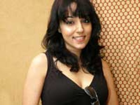 வ குவார்ட்டர் கட்டிங் படம் மூலம் ரீ என்ட்ரி கொடுக்கிறார் லேகா வாஷிங்டன்.