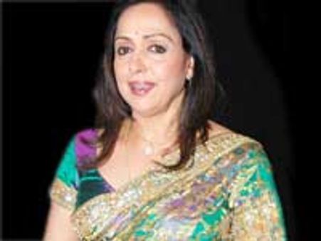 நடிப்பது ஆனந்தம், தாயாக இருப்பது பேரானந்தம்: ஹேமமாலினி