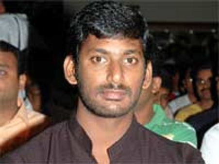 தென்காசி தியேட்டரில் 'மைனா' படத்தைப் பார்த்து ரசித்த விஷால்