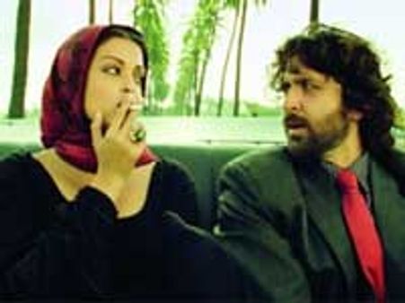 'தம்' அடிக்கும் ஐஸ்வர்யா-மகளிர் அமைப்புகள் போர்க்கொடி!