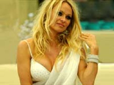 பிக் பாஸ் வீட்டுக்கு சேலை கட்டி வந்த பமீலா