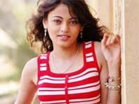 வானத்தில் சினேகா உல்லால் இல்லை?