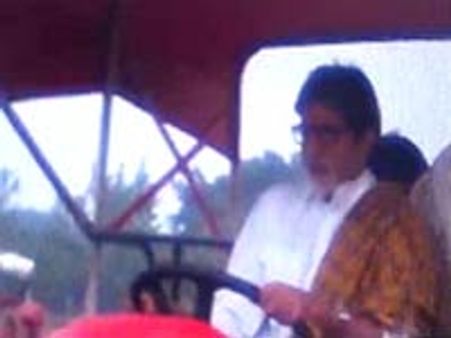 டிராக்டர் ஓட்டி, வயலில் வேலை பார்த்து விவசாயியாக மாறிய அமிதாப்