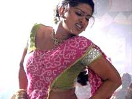 இடுப்பைக் கிள்ளிய இளைஞரை, கிள்ளாதீங்கண்ணே என்று கண்டித்த சினேகா!