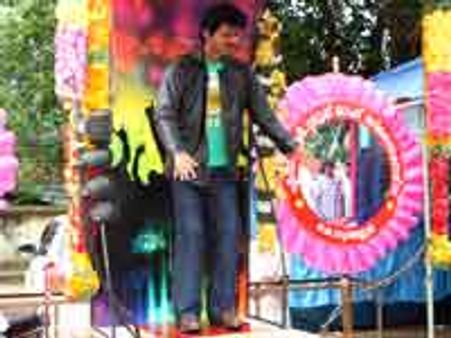 விஜய்க்கு அசையும் சிலை வைத்த கேரள ரசிகர்கள்!!