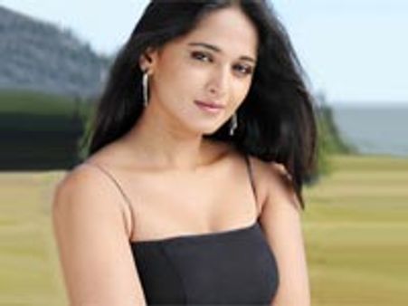 செல்போன் மாதிரி காண்டமும் எப்போதும் பாக்கெட்ல இருக்கணும்! - அனுஷ்கா