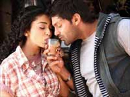 சிக்குபுக்கு - விமர்சனம்