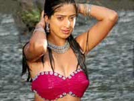 கை நிறையப் படங்களுடன் லட்சுமி ராய்!