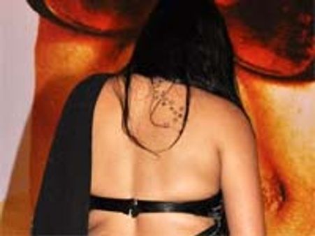 நமீதா முதுகில் 'டாட்டூ'!