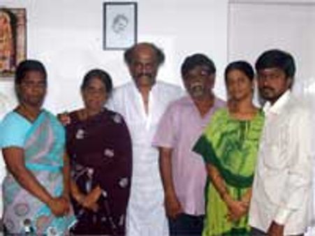 விபத்தில் உயிரிழந்த ரசிகர் குடும்பத்துக்கு ரஜினி ரூ 4 லட்சம் உதவி!