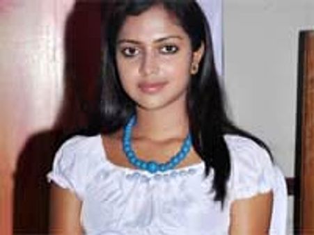 புது நடிகைகளில் டாப் ஹீரோக்களின் சாய்ஸ் அமலா பால்!