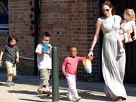 ஆப்பிரிக்காவில் செட்டிலாக விரும்பும் ஏஞ்சலினா ஜூலி: நடிப்பதைக் குறைக்கிறார்