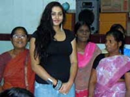 நமீதாவின் நல்ல மனசு!!