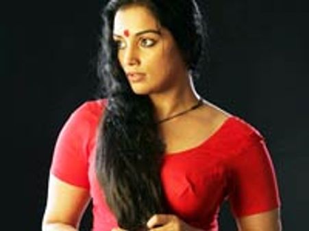 படத்துக்காக எடுத்த கவர்ச்சிப் படத்தில் ஆபாசம்-நடிகை ஸ்வேதா மேனன் புகார்