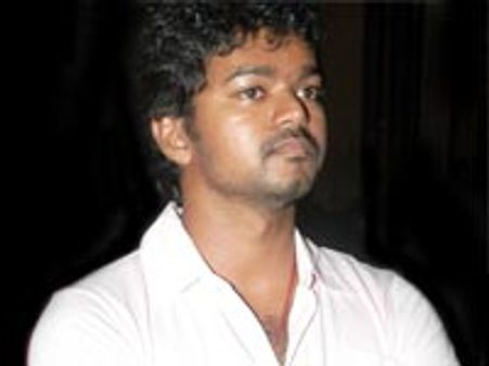 பழைய வீட்டை விற்று விட்டார் விஜய்-ஜோதிடர் ஆலோசனையா?!