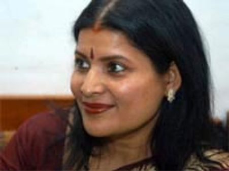 சபரிமலை ஐயப்பன் சிலையைத் தொட்ட வழக்கு: ஜெயமாலாவுக்கு எதிராக குற்றப்பத்திரிக்கை தாக்கல்