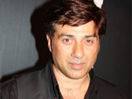 தோட்டாவுடன் விமானம் ஏற வந்த நடிகர் சன்னி தியோலின் மேக்கப் மேன் கைது