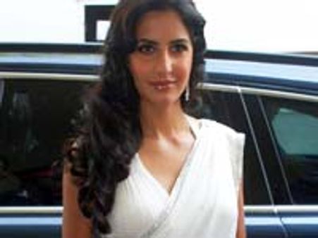 கத்ரீனா கைப் காரை அடித்து நொறுக்கிய ரசிகர்கள்!