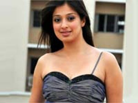 பாலகிருஷ்ணாவுக்கு 60 நாட்கள்... லட்சுமி ராய் தாராளம்!