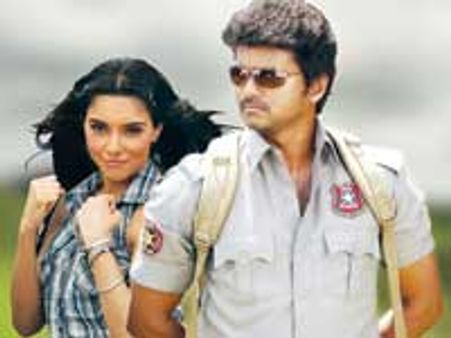 காவலன்: திட்டமிட்டது 400 தியேட்டர்கள்... கிடைத்ததோ 70 தியேட்டர்கள்தான்!!