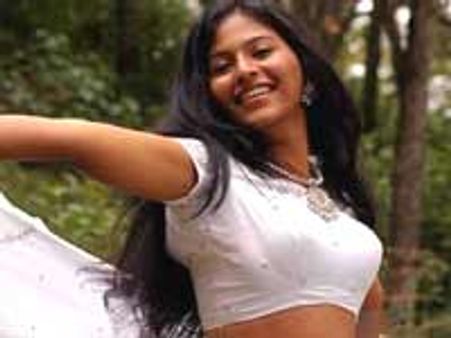 இனி முன்னணி ஹீரோக்களுடன் மட்டுமே ஜோடி போட அஞ்சலி முடிவு