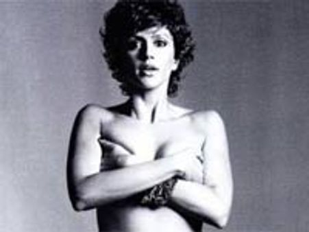 டாப்லெஸ் போஸ்... கலக்கும் மந்திரா பேடி!!