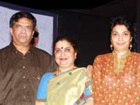 'கட்டணக் கொள்ளை': ஒய் ஜி மகேந்திரன் மகள் நடத்தும் பள்ளி மீது வழக்கு!