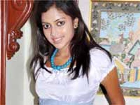 கன்னட 'மைனா' ஆவாரா அமலா?