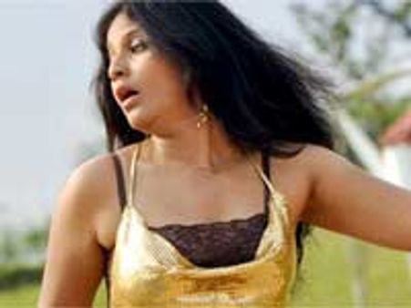 மதுரையில் அஞ்சலியிடம் சில்மிஷம்... ரசிகர்களுக்கு பளார்!