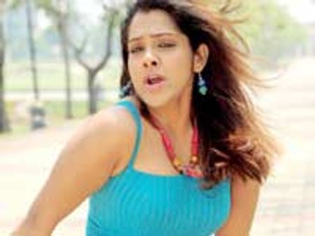 பைக் சவாரி... சைலன்ஸரில் காலைச் சுட்டுக் கொண்ட சந்தியா!