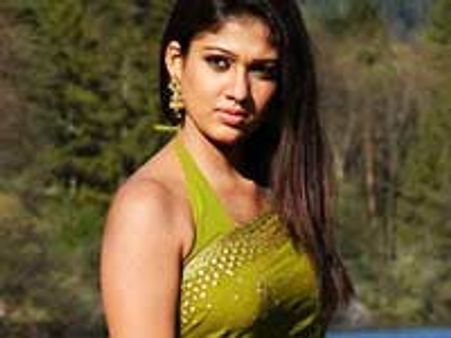 நயன்தாராவுக்கு ஏசியாநெட் விருது... விஜய் வழங்கினார்!