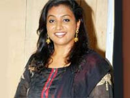 ஜெகன் மோகன் ரெட்டி கட்சி சார்பில் போட்டியிடப் போவதாக ரோஜா அறிவிப்பு