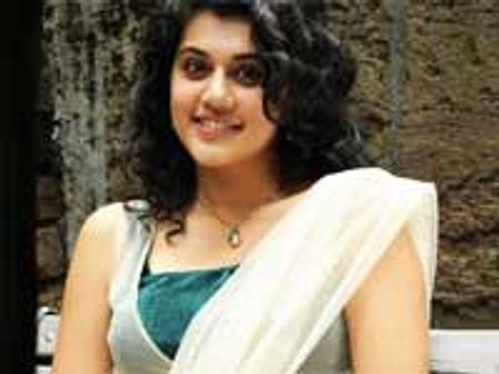 ரஜினி எனது கையைக் குலுக்கிப் பாராட்டினார்-தபசீ புளகாங்கிதம்