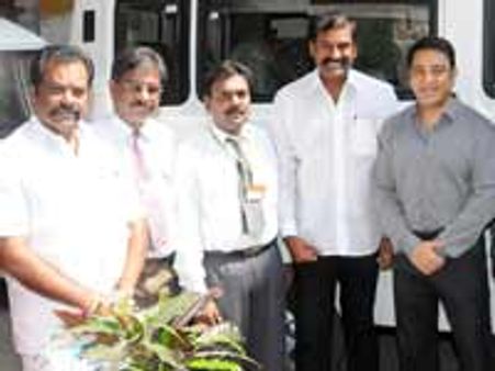 நெப்போலியனின் மயோபதி மருத்துவமனைக்கு இலவச ஆம்புலன்ஸ்-கமல் ஒப்படைத்தார்