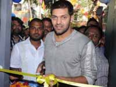 ஆர்யா தொடங்கி வைத்த ஹை-ஸ்ட்ரீட் சலூன்-ஸ்பா