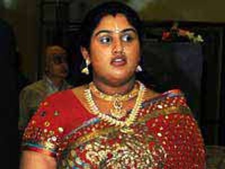 நீதிமன்ற வளாகத்தில் மயங்கி விழுந்த வனிதா!