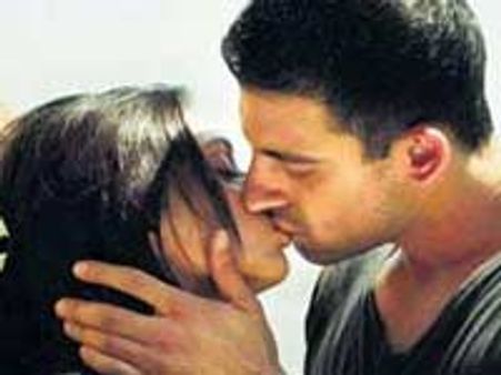 மல்லிகா ஷெராவத்தின் 17 முத்த சாதனை முறியடிப்பு!