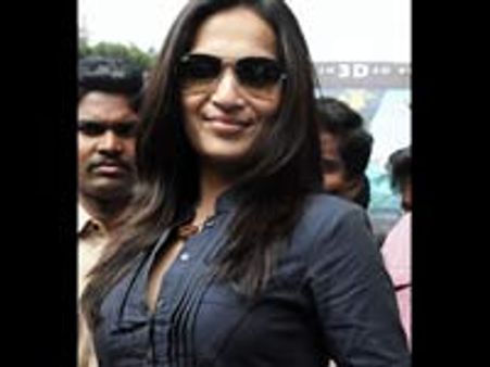 ரசிகர்கள் தொந்தரவால் தேர்வு எழுத முடியாமல் வெளியேறிய சௌந்தர்யா!