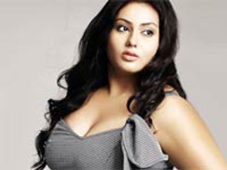 சூர்யாவுடன் நடிக்க ஆசைதான், ஆனால் உயரம் ஒத்து வராதே-நமீதா ஏக்கம்!