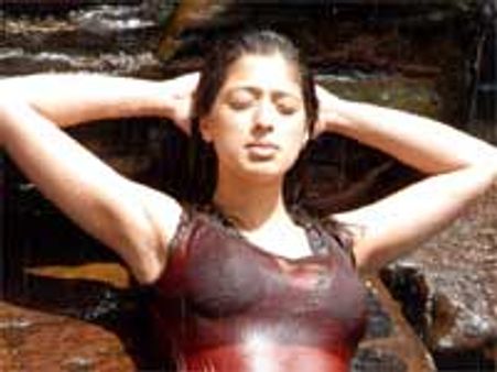 தெலுங்கு படப்பிடிப்பில் விபத்து... தப்பினார் லட்சுமிராய்; கேமராமேன் படுகாயம்!