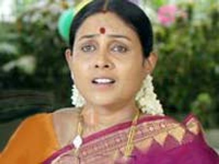 கோலிவுட்டின் 'லீடிங்' அம்மா!