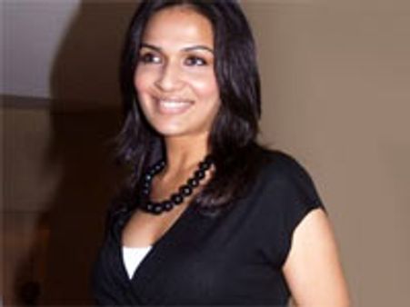 செக் மோசடி வழக்கு: லதா, சவுந்தர்யா மீது காலையில் பிடிவாரன்ட்.. மாலையில் ரத்து!