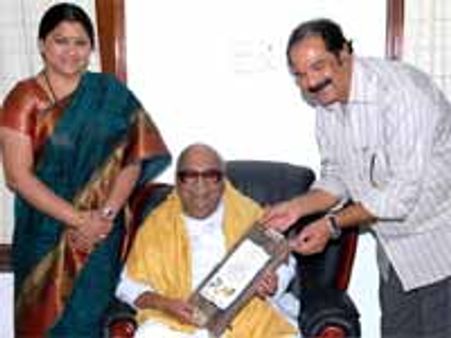 முதல்வரிடம் 'இளைஞன்' விருதை ஒப்படைத்த குஷ்பு - சுரேஷ் கிருஷ்ணா