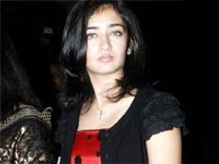 பாலிவுட்டில் களமிறங்கும் அக்ஷரா ஹாஸன்!