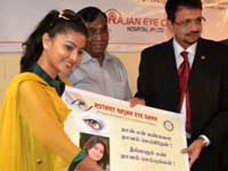 தனது கண்களை தானம் செய்த சினேகா!!